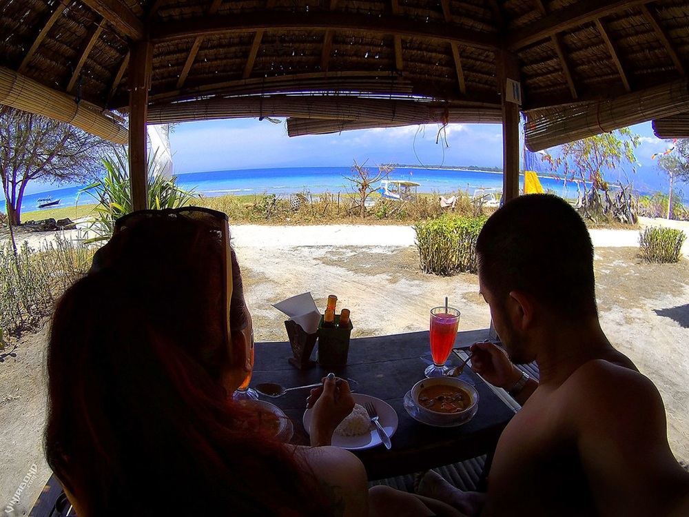 Couple déjeunant dans un warung à Gili Meno, Indonésie