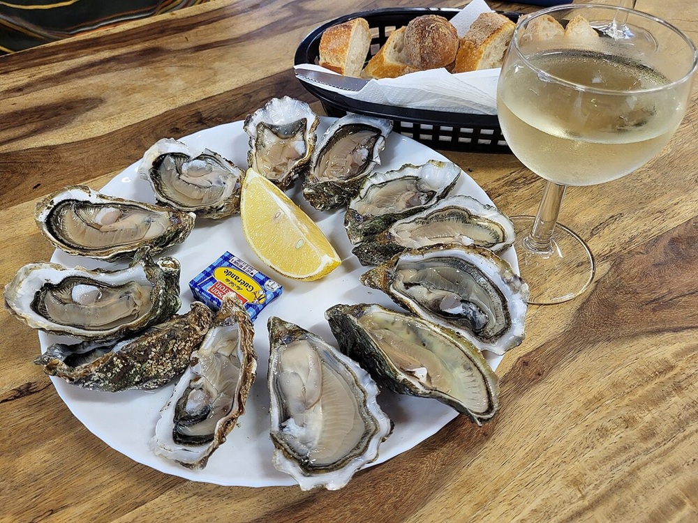 Dégustation d'huîtres au marché de Capucins, Bordeaux