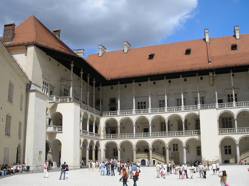 Foule de visiteurs dans la cour du château du Wawel