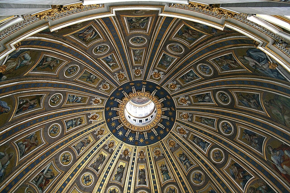 Gros plan sur la coupole de la basilique Saint-Pierre, Rome