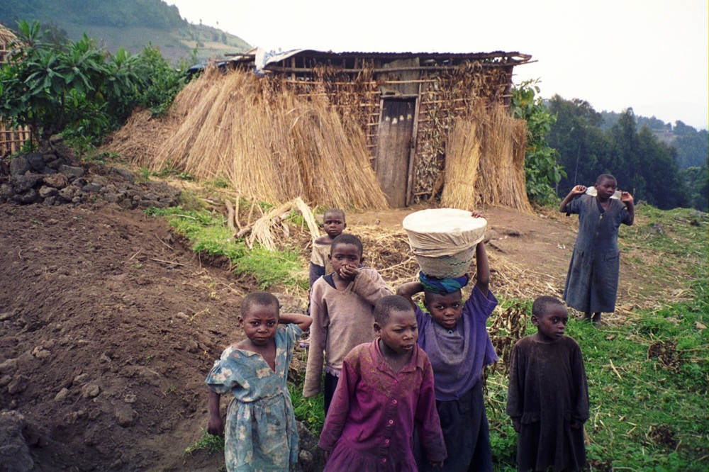 Groupe d'enfants près du parc national des Volcans, Rwanda