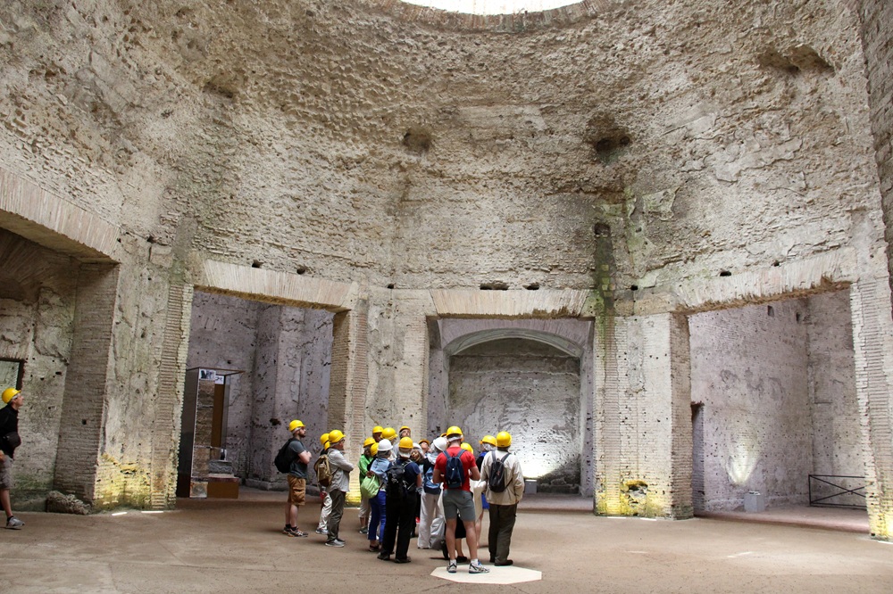Petit groupe de touristes visitant la Domus Aurea