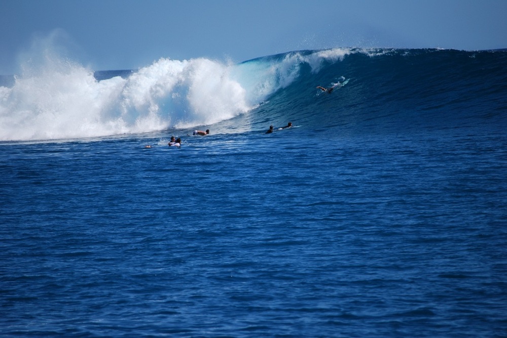 Surfeurs dans l’archipel des Mentawai, Sumatra