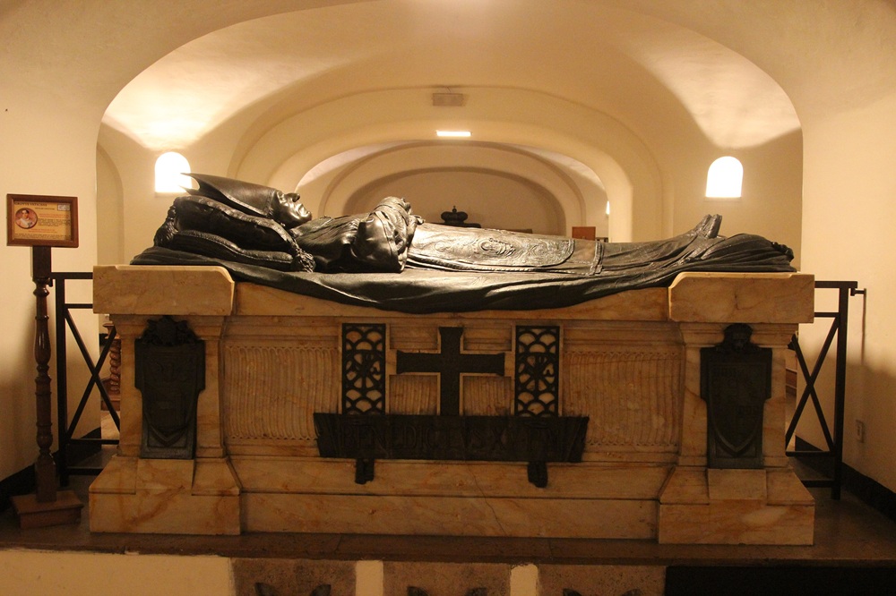Tombeau de Benoît XV, Nécropole du Vatican