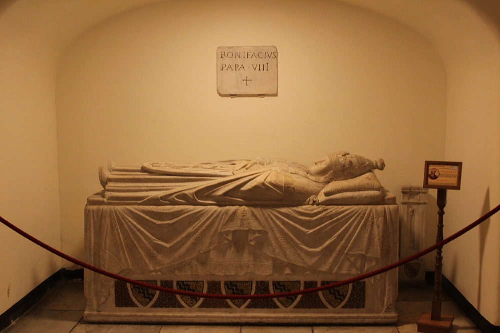 Tombeau de Boniface VIII, Nécropole du Vatican