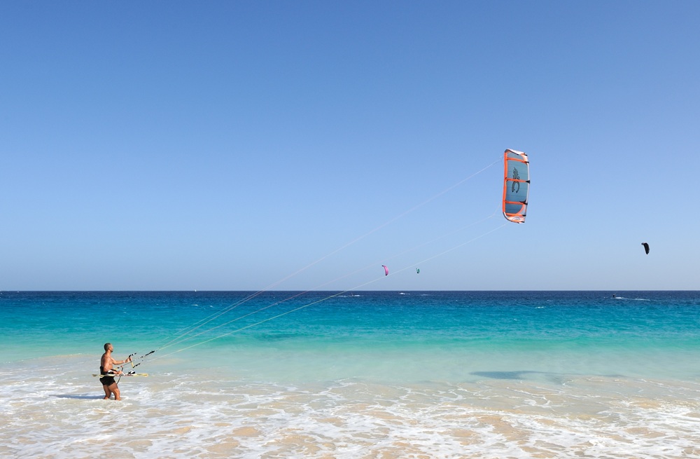 Activité de kitesurf sur l'île de Sal, Cap-Vert