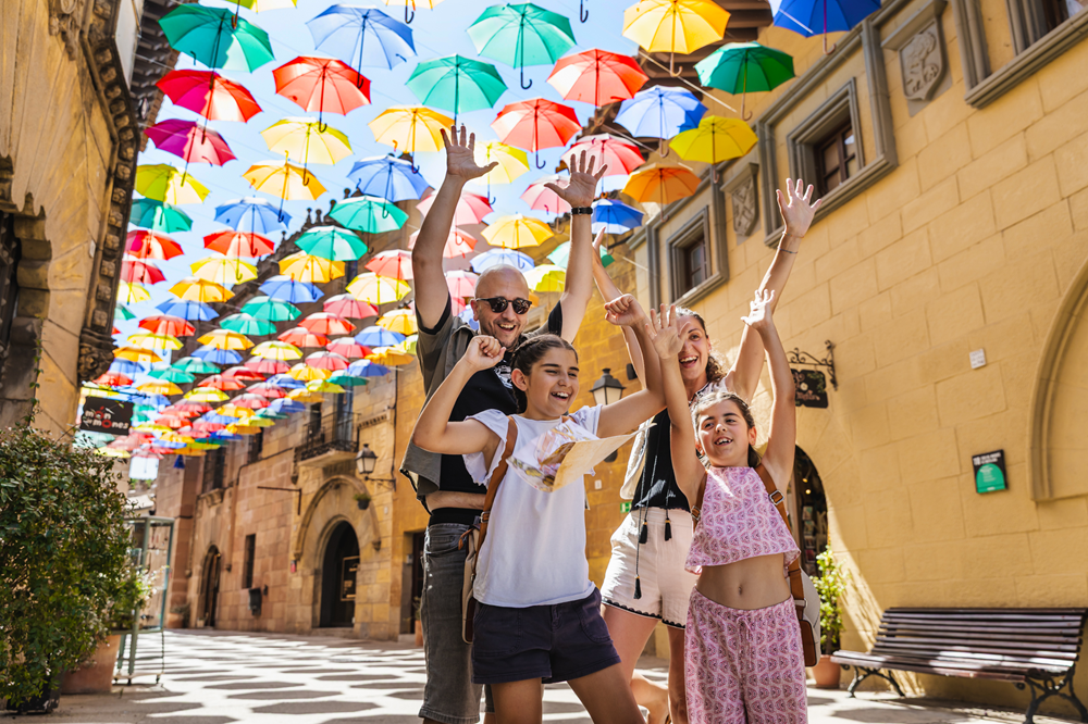 Famille visitant le Poble Espanyol