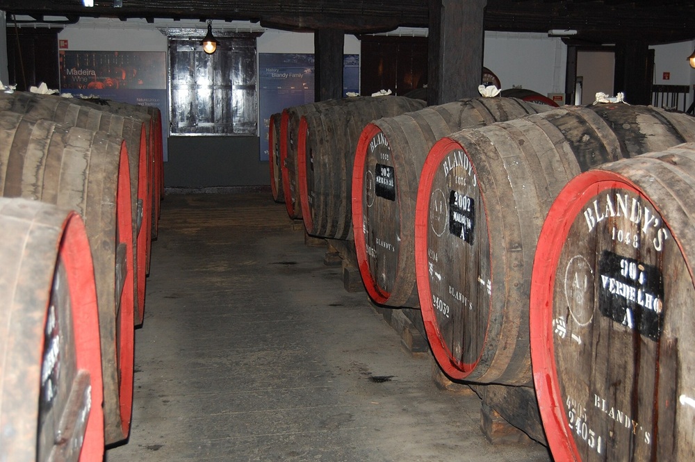 Fûts de vin dans une cave à Madère