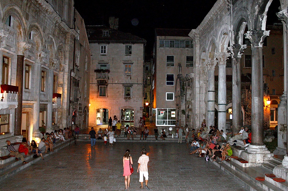 Le Péristyle à la nuit tombée, Split