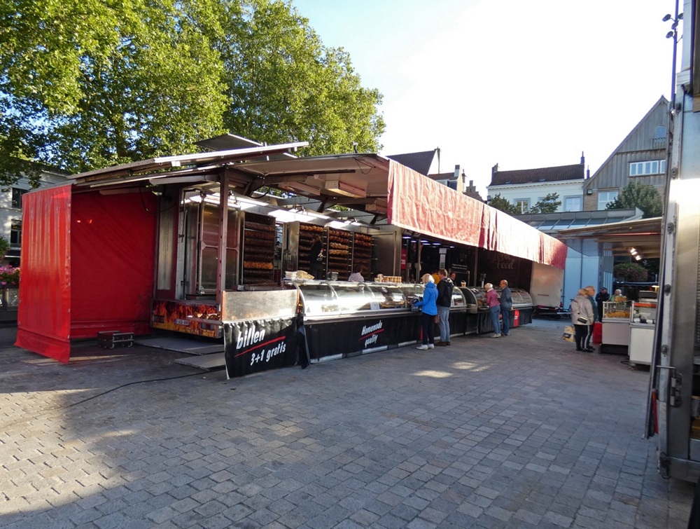 Le marché du samedi sur ‘t Zand, Bruges