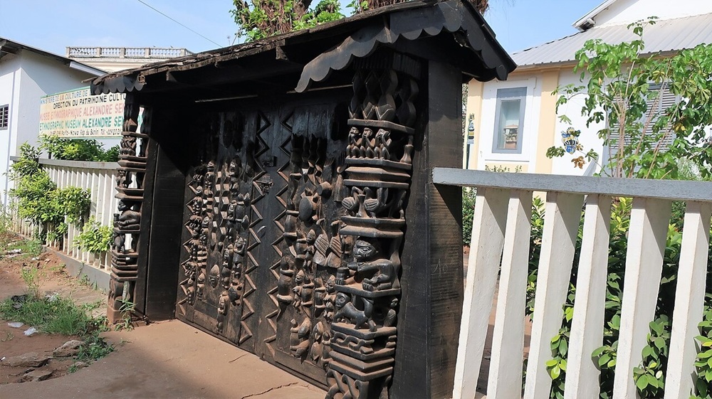 Porte sculptée à Poro-Novo, Bénin