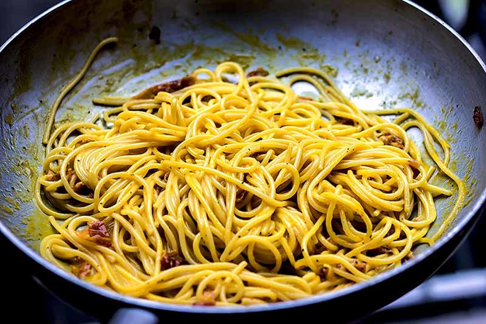 Spaghetti à la carbonara dans une casserole