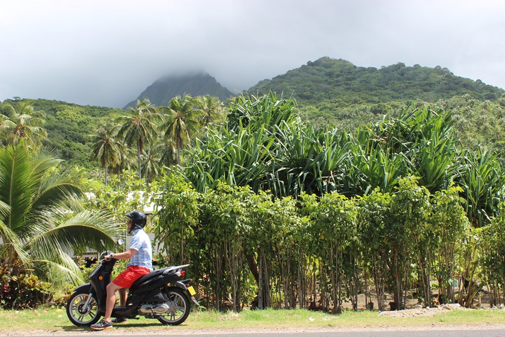 Tour de l'île à scooter, Moorea