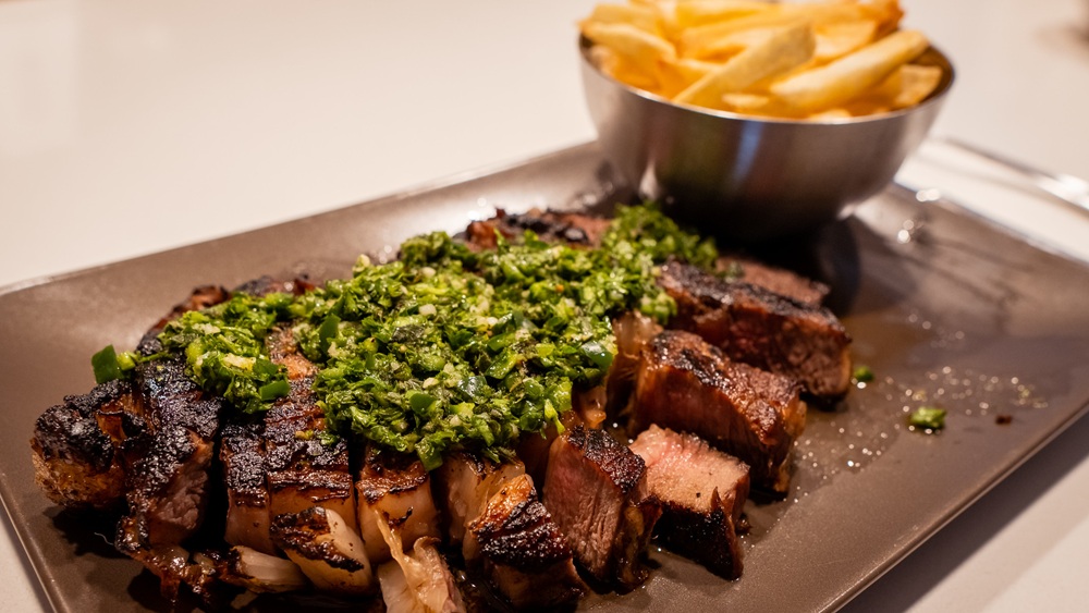 Viande servie avec de la sauce chimichurri