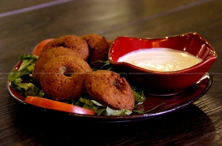 Assiette de falafel servis avec une sauce