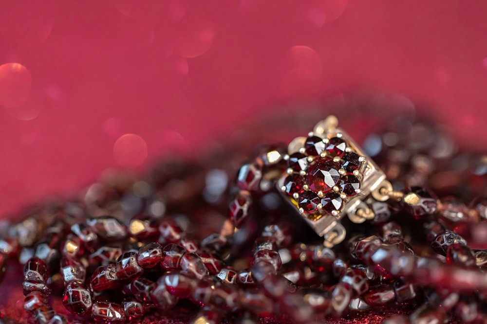 Bijoux en grenat de Bohême