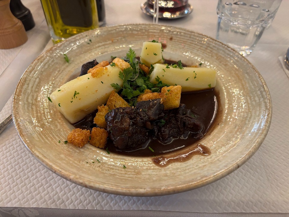 Bœuf bourguignon servi dans un restaurant à Paris