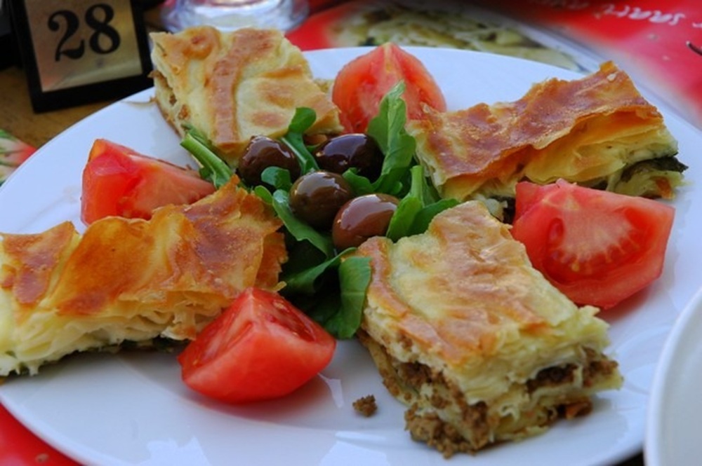 Börek servi en salade