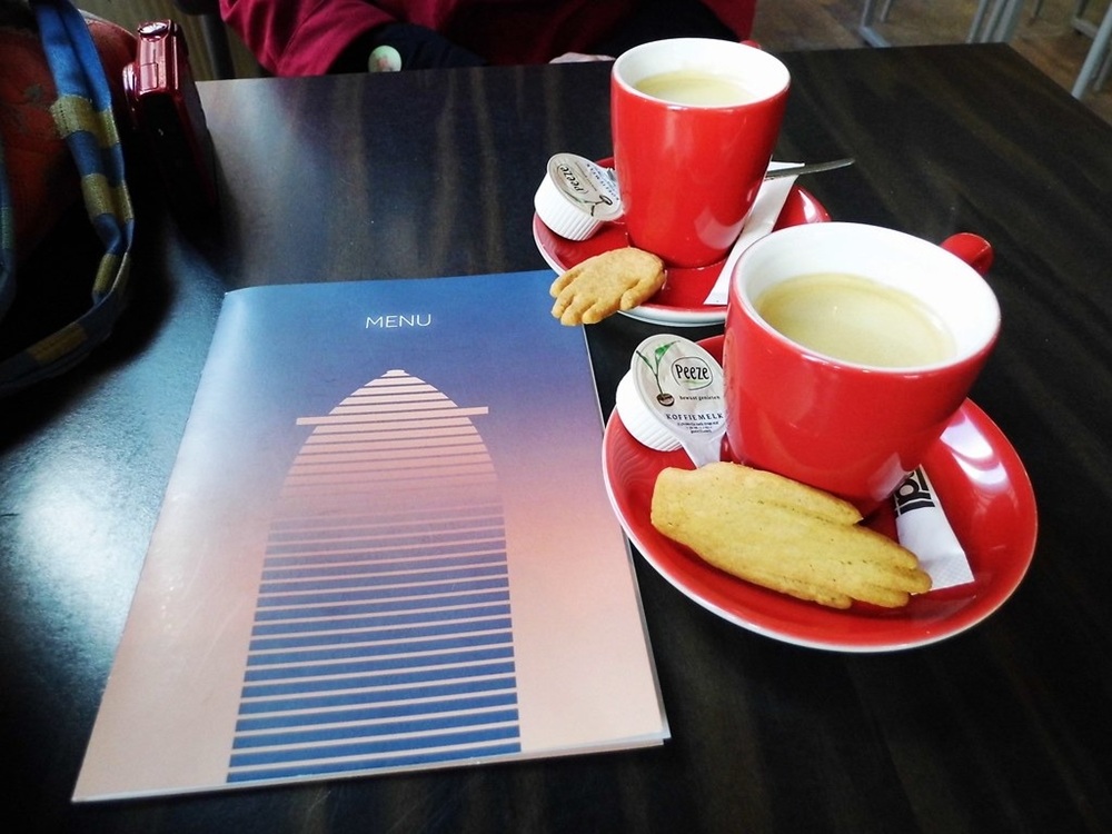 Café servi avec Antwerpse Handjes