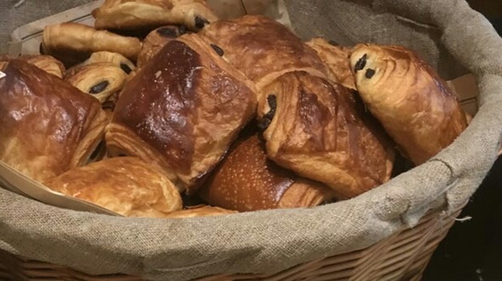 Corbeille de plusieurs pains au chocolat