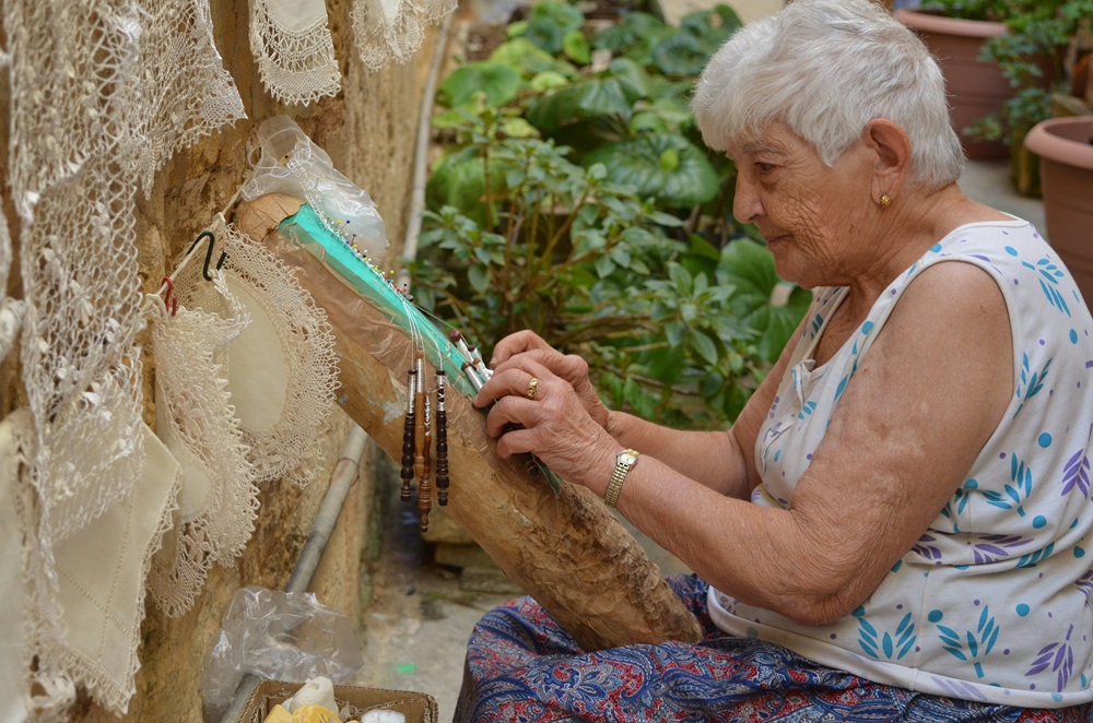 Dame travaillant la dentelle à Malte