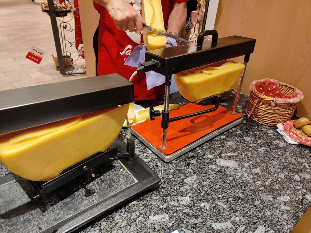 Découpe de fromage à raclette