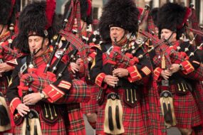 Écossais en kilts jouant de la cornemuse