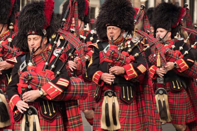 Écossais en kilts jouant de la cornemuse