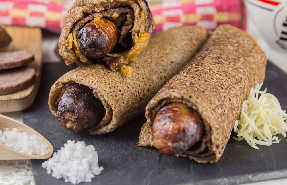 Galettes-Saucisses servies dans une assiette