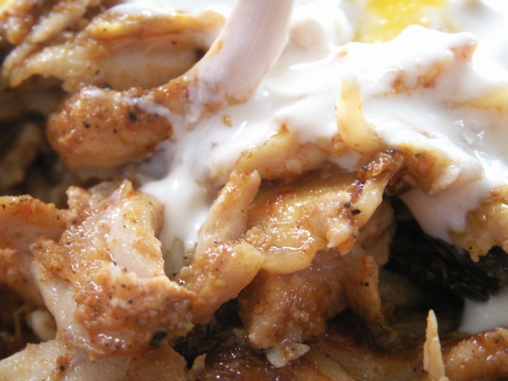 Gros plan sur du shawarma en sauce