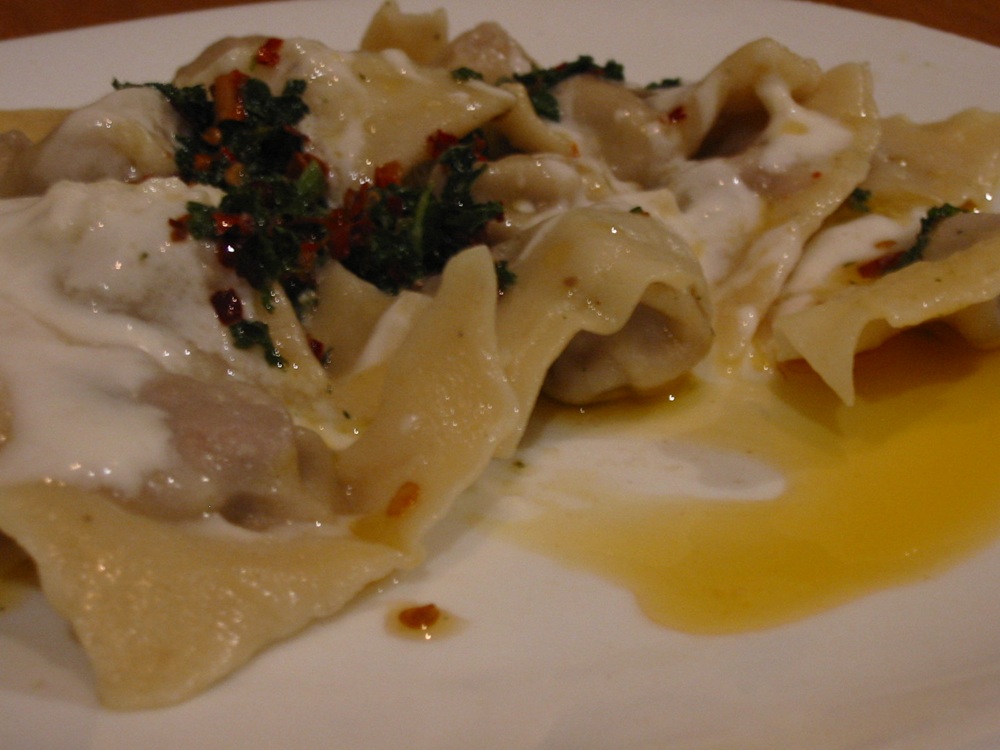 Gros plan sur un plat de manti