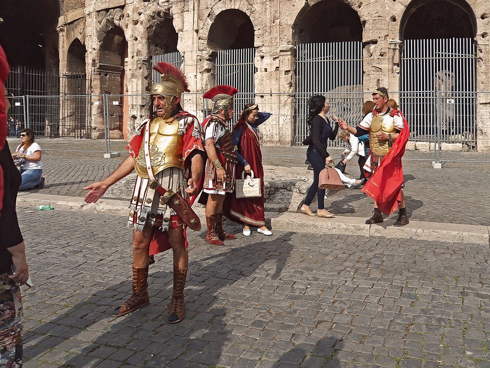 Hommes en costume de gladiateur devant le Colisée, Rome