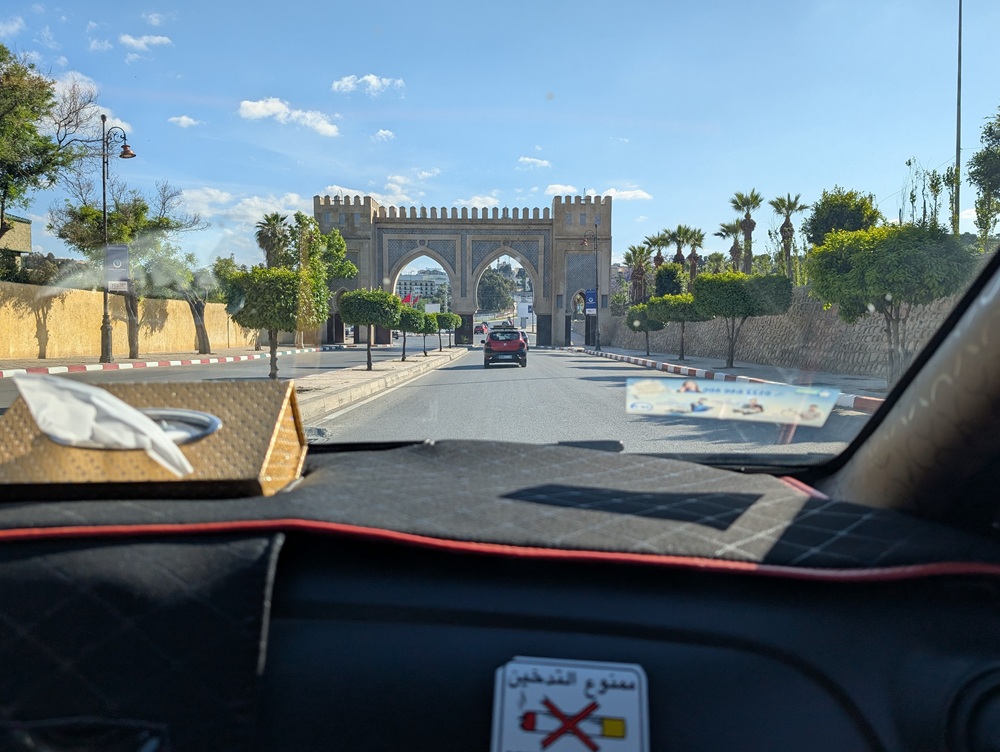 Intérieur d'un taxi à Fès