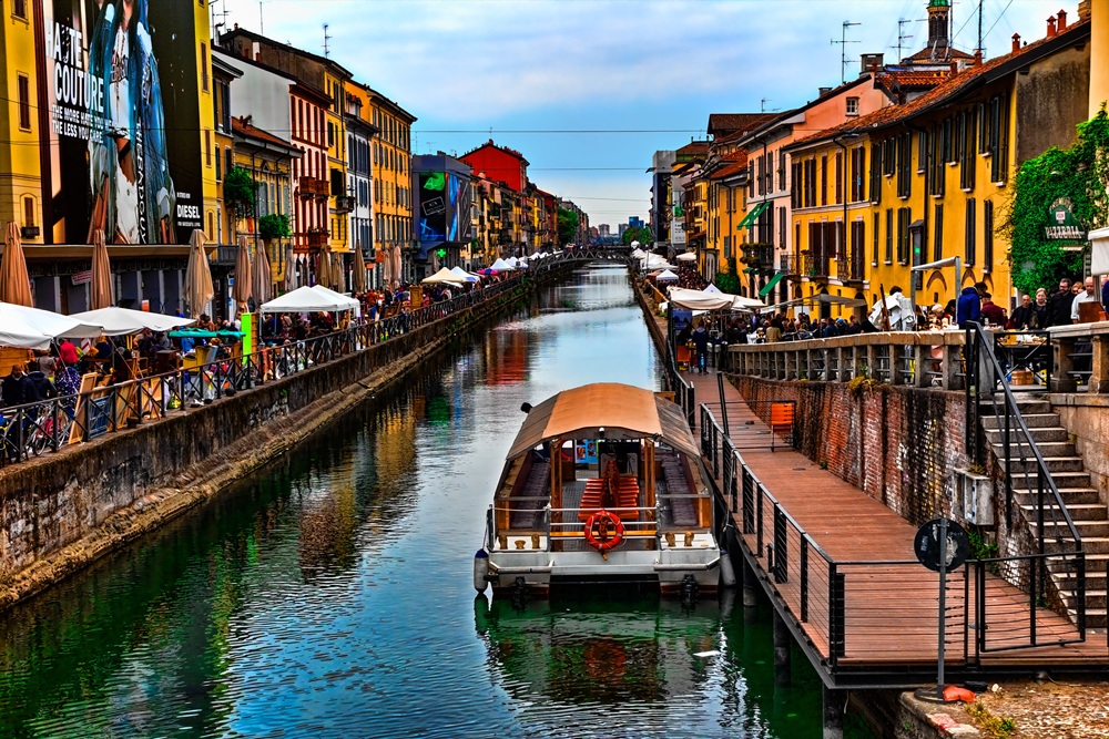 Le Mercatone dell’Antiquariato dans Navigli, Milan