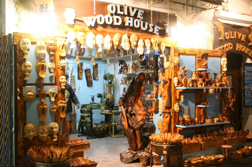 Magasin de souvenirs spécialisé dans les objets en bois d'olivier, Crète