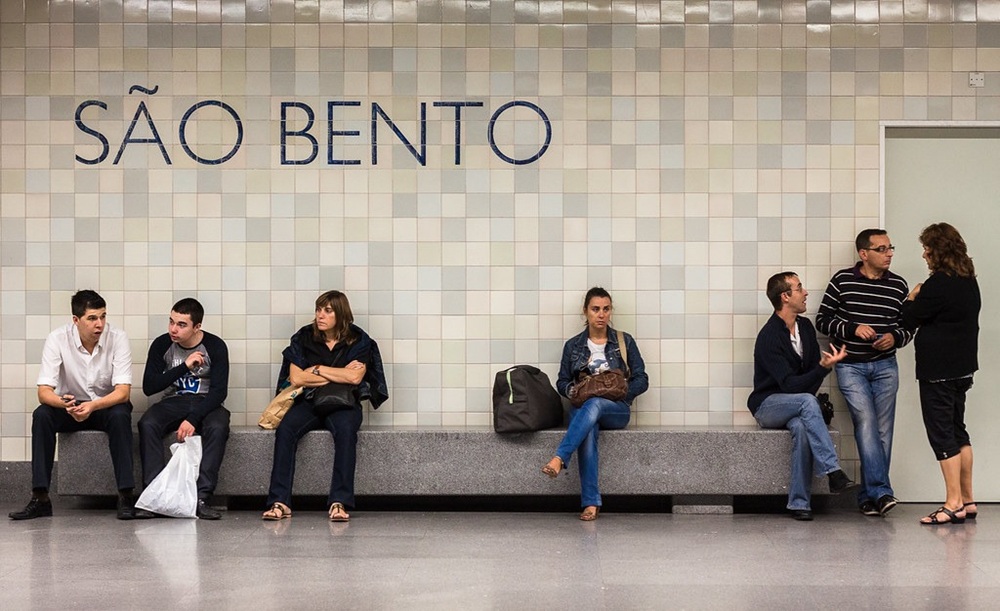 Portugais attendant le métro à Porto