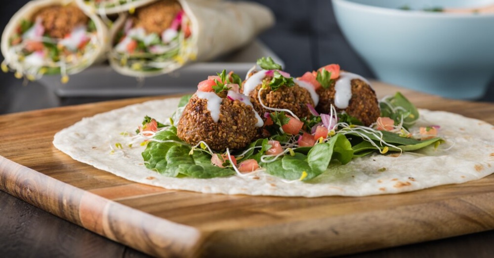 Préparation d'un wrap au falafel