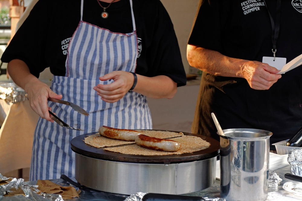 Préparation d'une galette-saucisse
