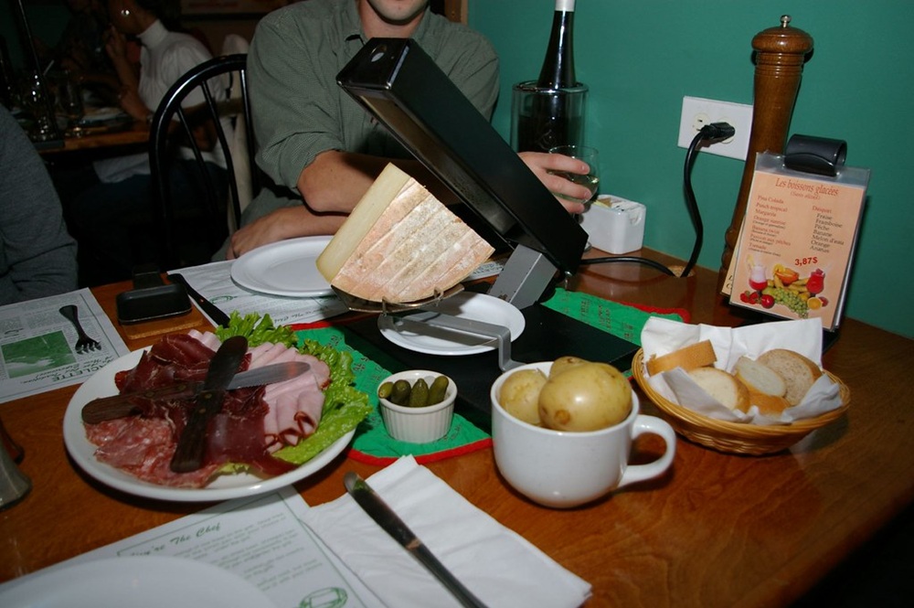 Raclette servie dans un restaurant du Valais