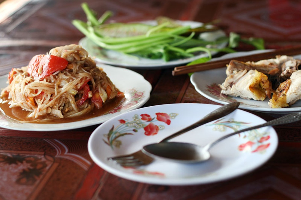 Som Tam Lao servi avec du poulet