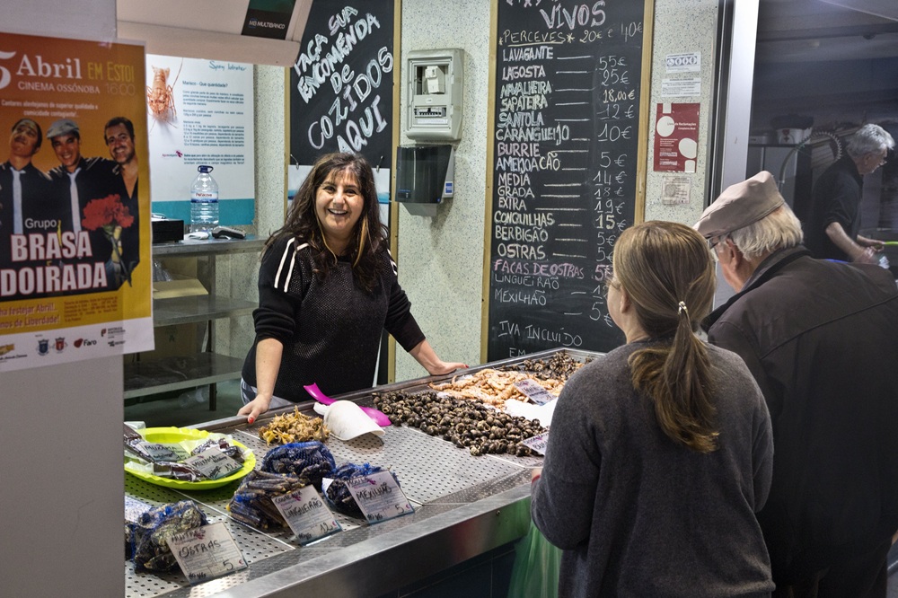Stand à l'intérieur du marché municipal de Faro