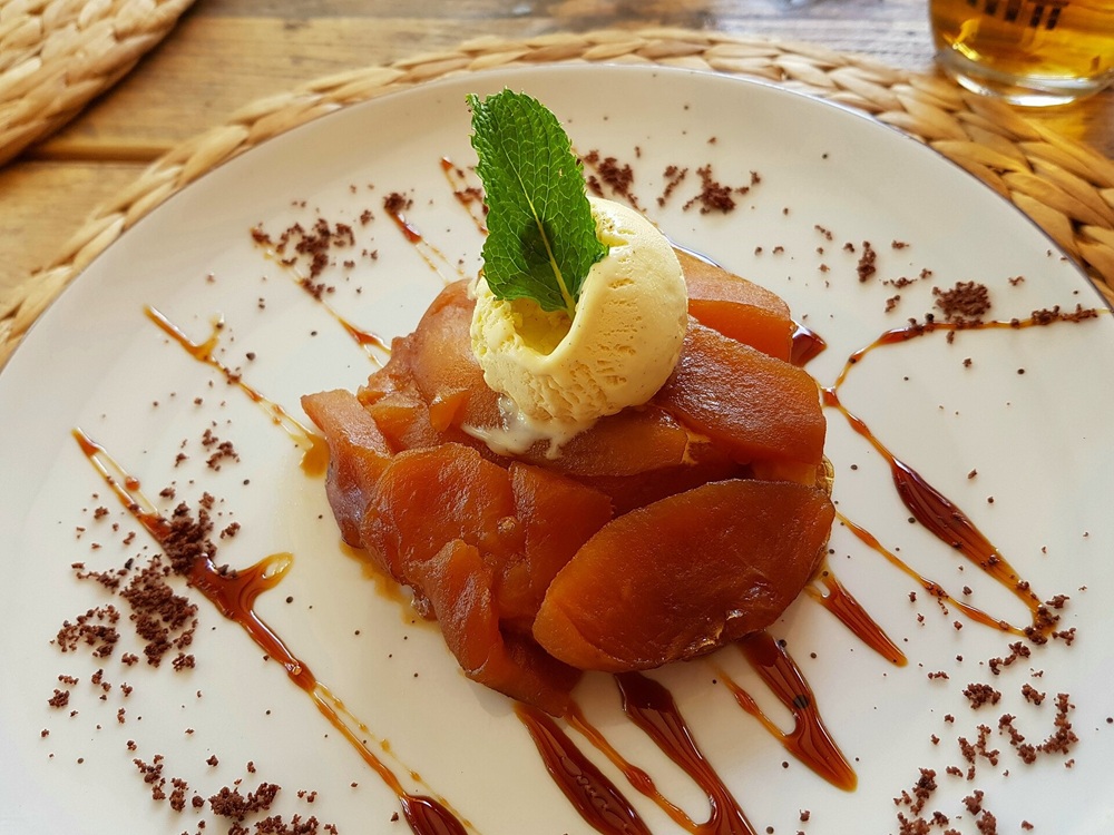 Tarte tatin servie dans un restaurant