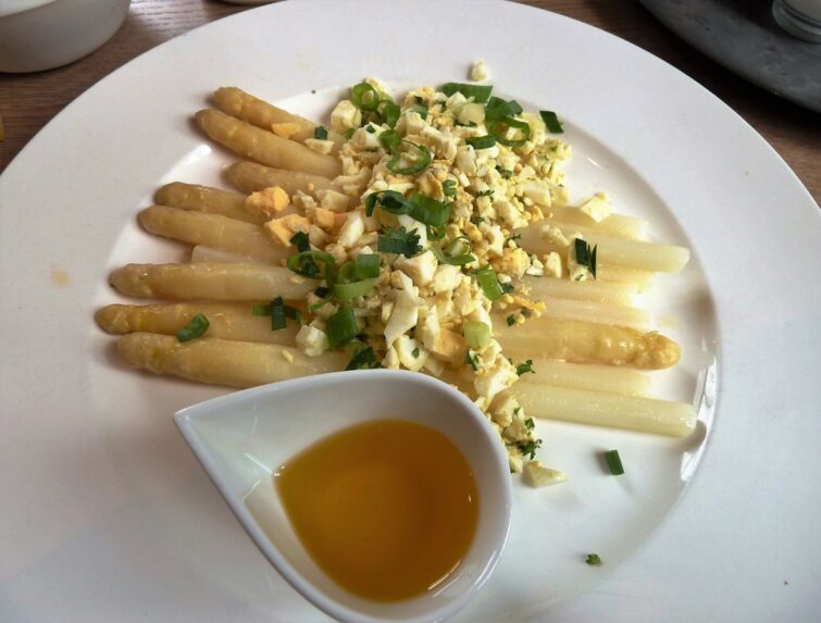 Asperges servies avec du beurre blanc
