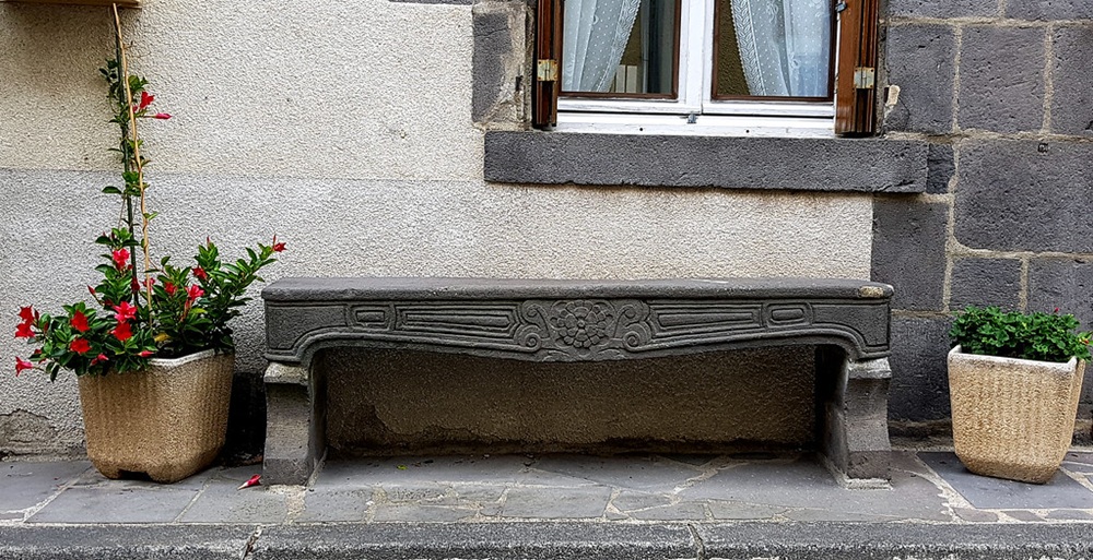 Banc en pierre de Volvic