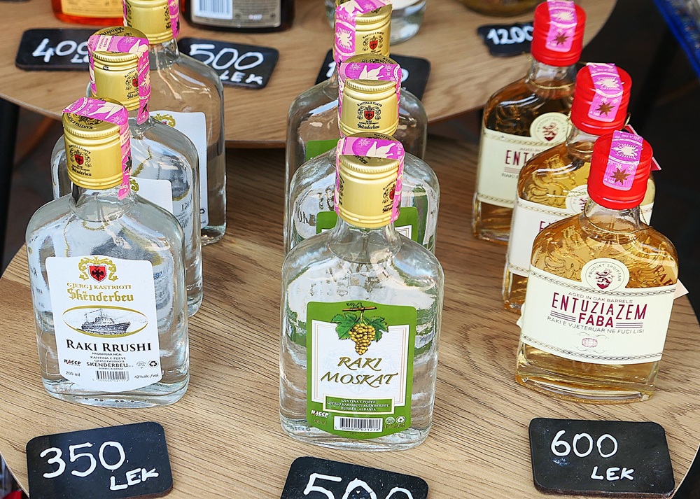 Bouteilles de raki, Tirana