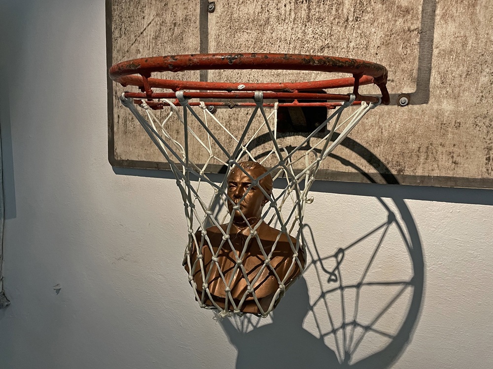 Buste d'Enver Hoxha, Tirana