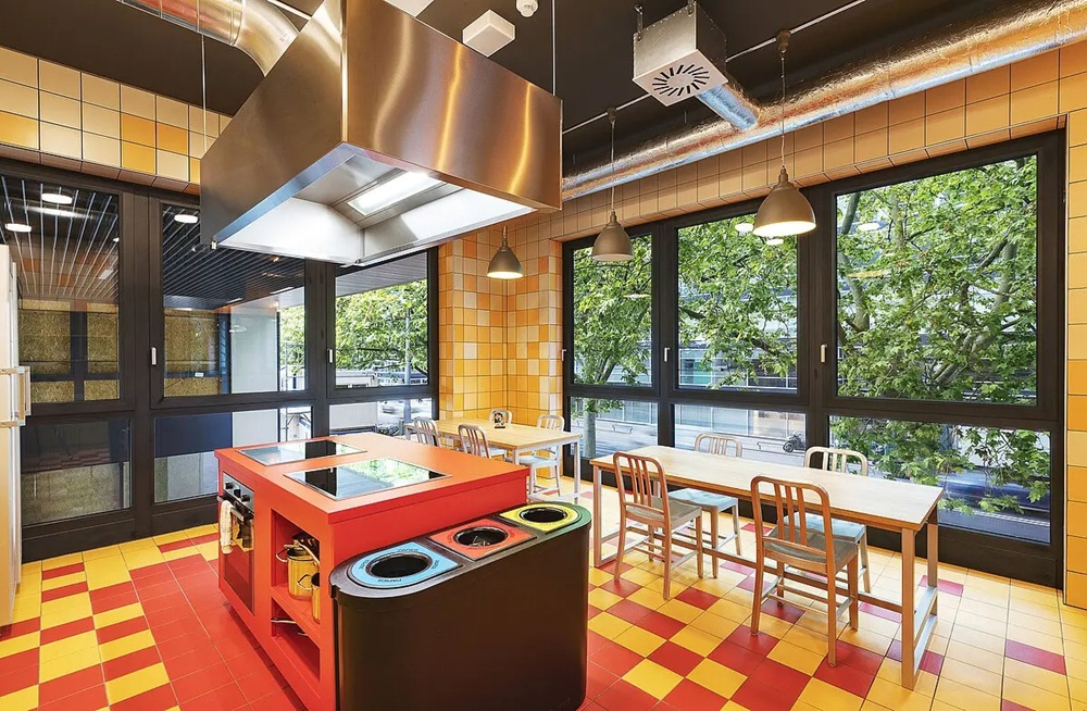 Cuisine commune de l'auberge de jeunesse MEININGER Genève Centre Charmilles