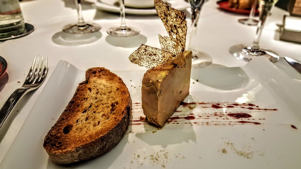Foie gras de canard entier mi cuit, éclats de caramel aux cèpes