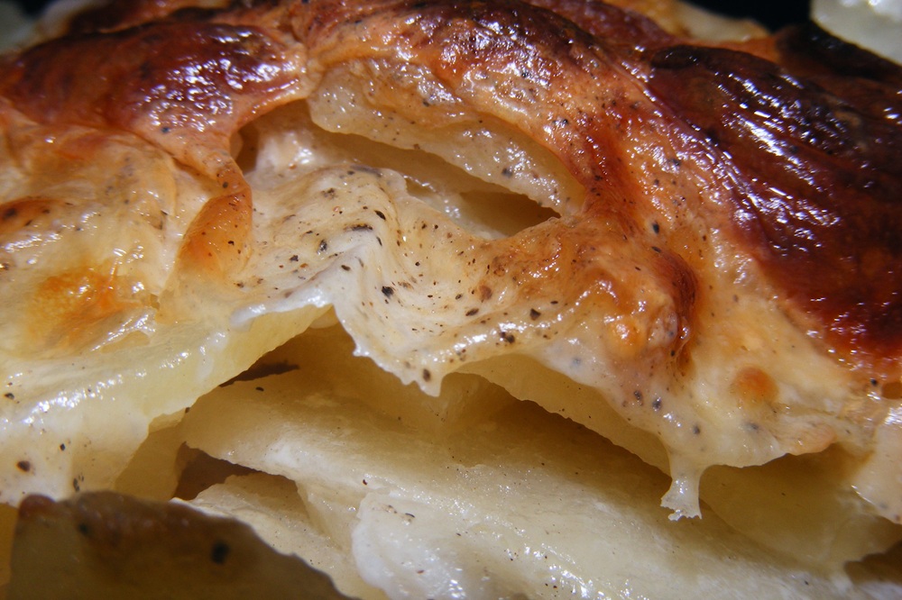 Gros plan sur un gratin dauphinois