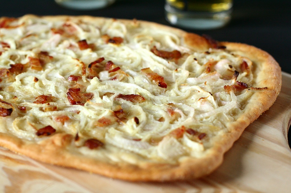 Gros plan sur une tarte flambée